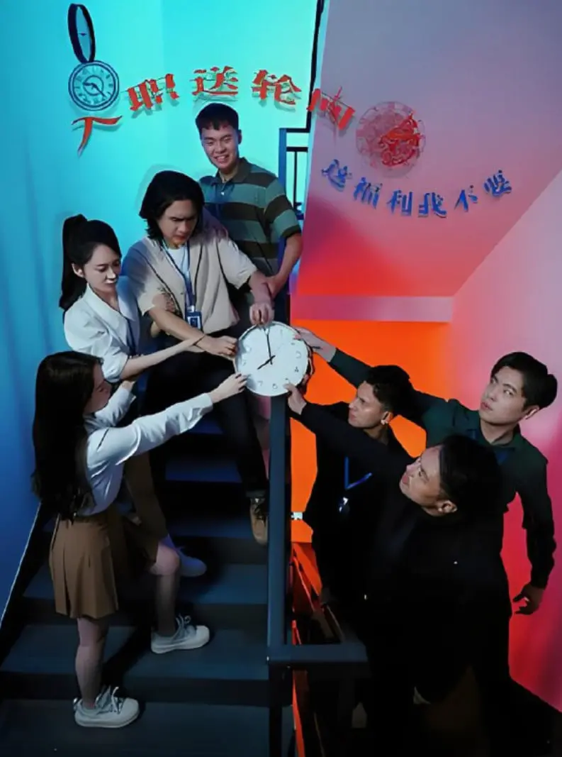 《入职送轮回，这福利我不要》：爆笑职场奇遇，轮回体验卡你敢用吗？