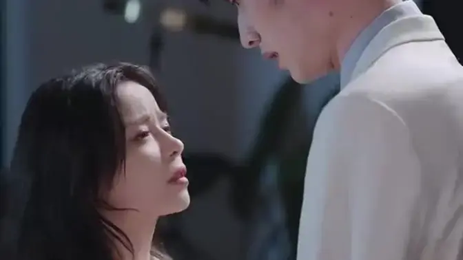 《重生后她转身投入死对头怀抱》：甜宠？复仇？重生后的爱情大作战！